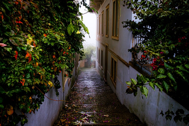 Rua estreita no centro de Sintra, em Portugal