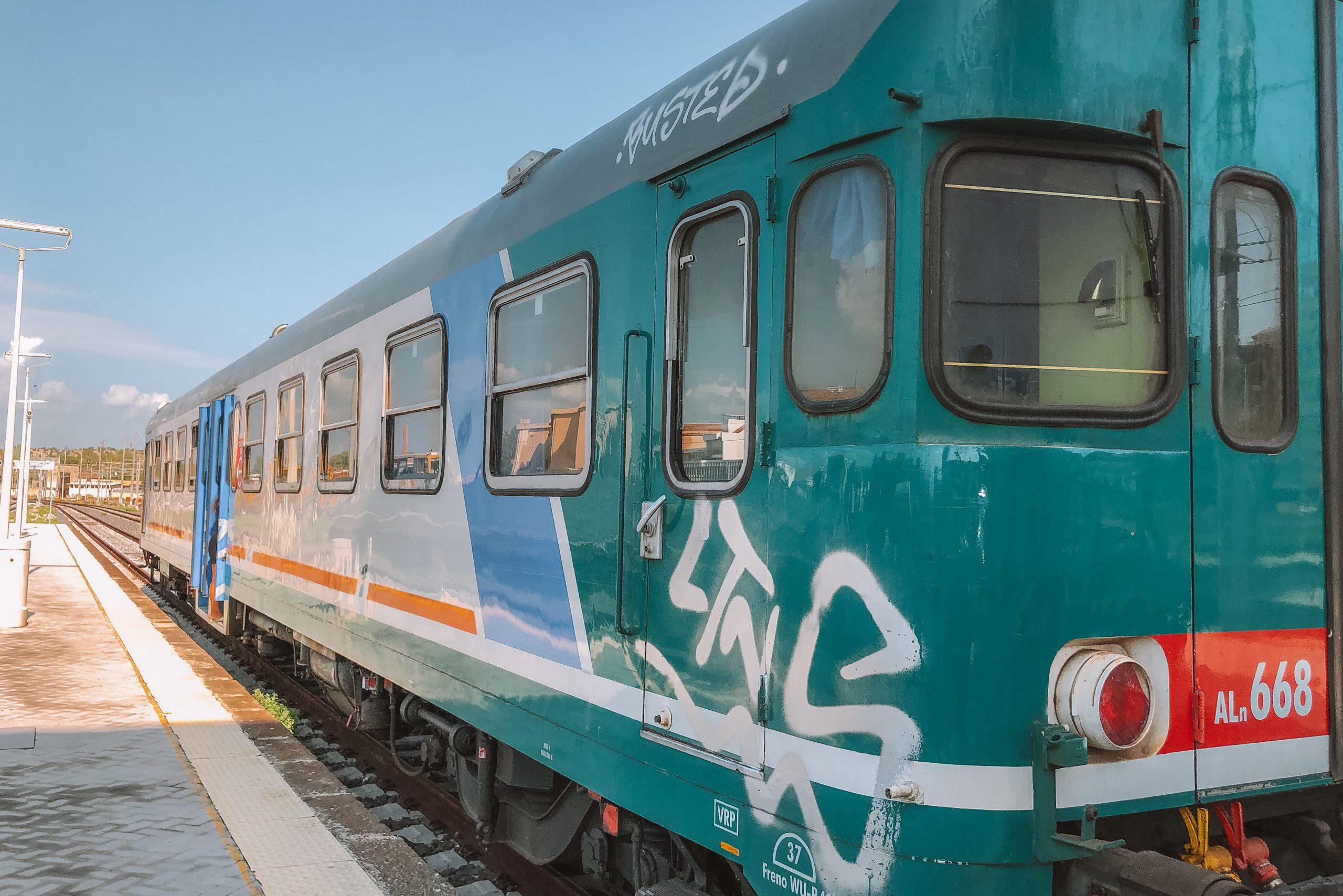 Trem regional parado em uma estação da Itália