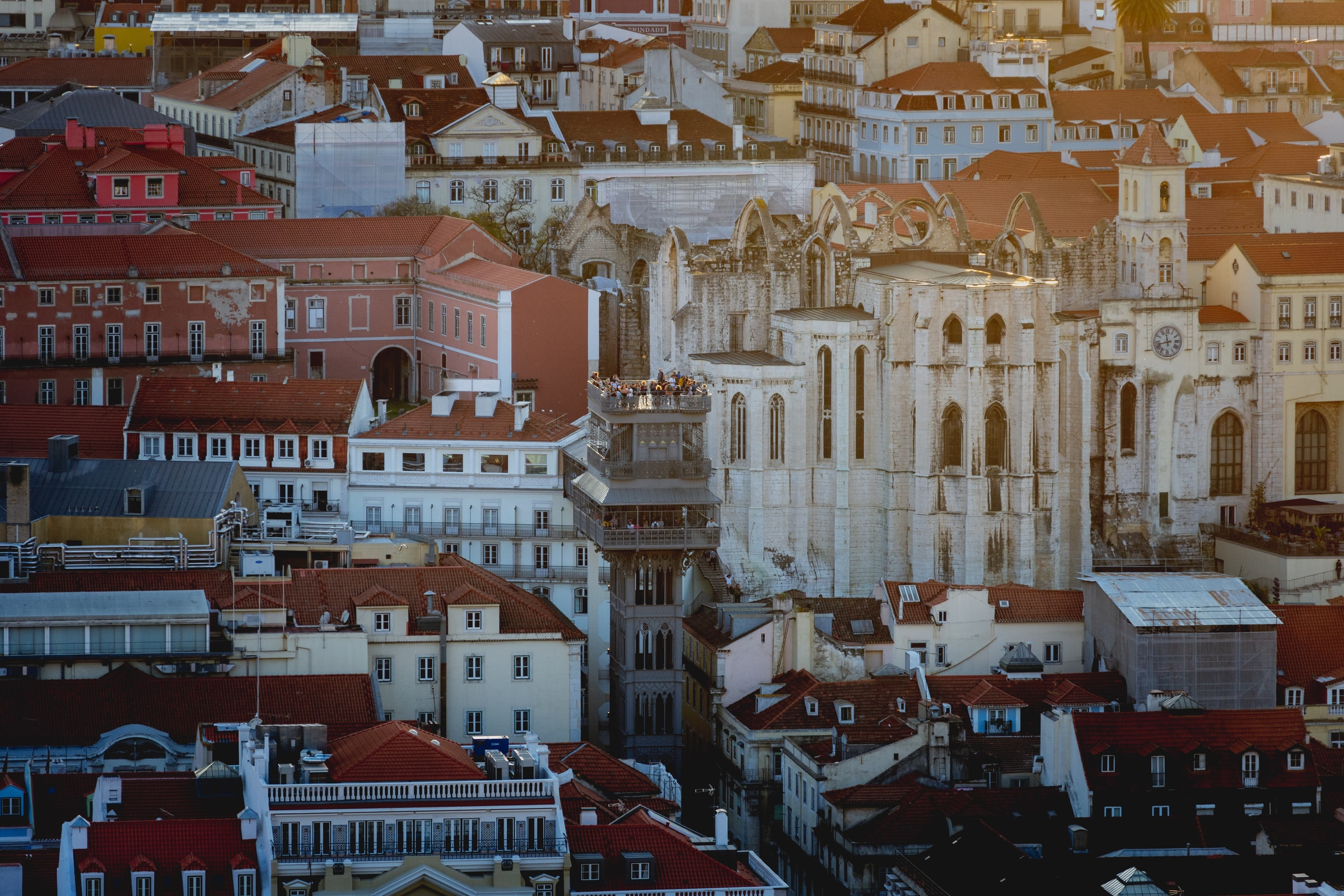 Elevador de Santa Justa no bairro histórico de Chiado, em Lisboa