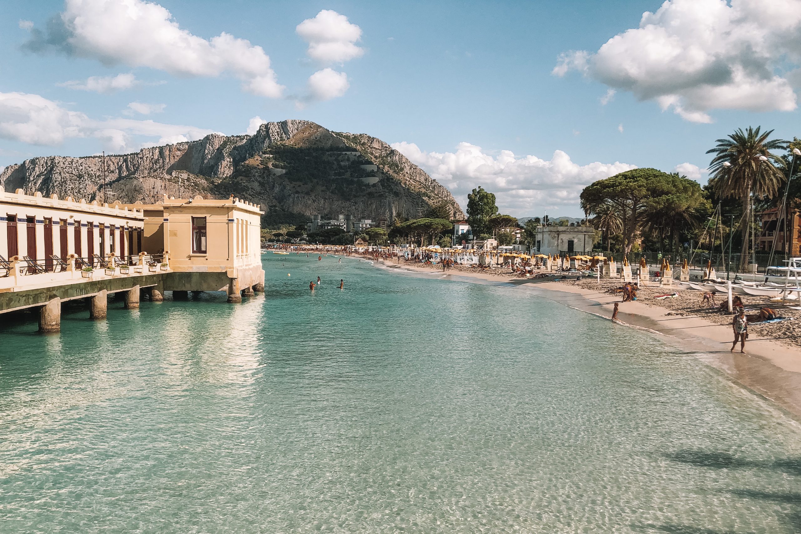 Praia de Mondello em Palermo, na Sicília