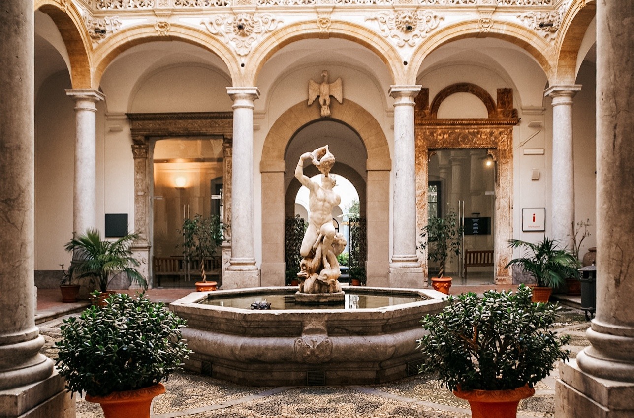 Jardim interno do Museu Arqueológico Regional Antonino Salinas, em Palermo na Sicília