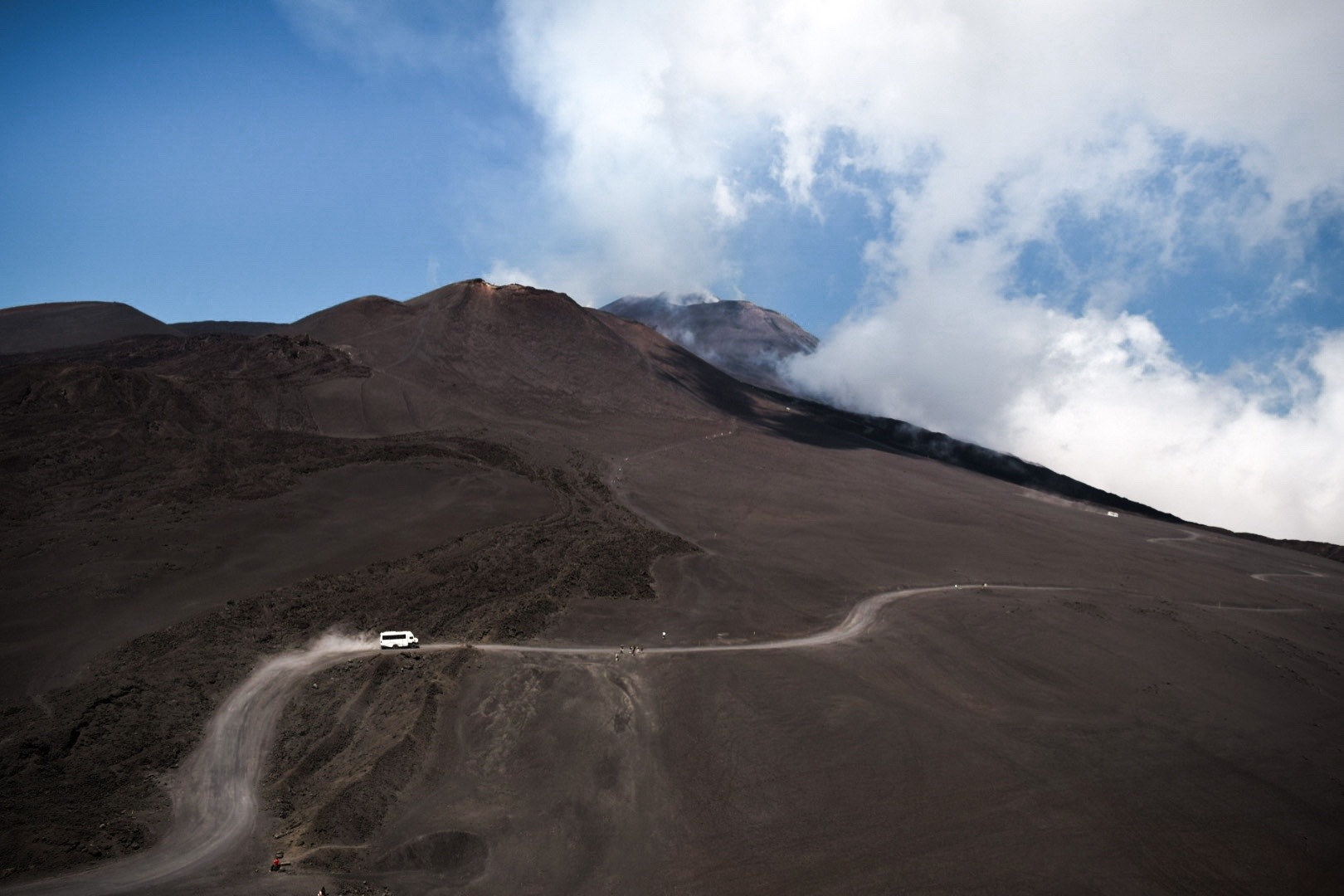 caminhões 4x4 subindo o vulcão Etna