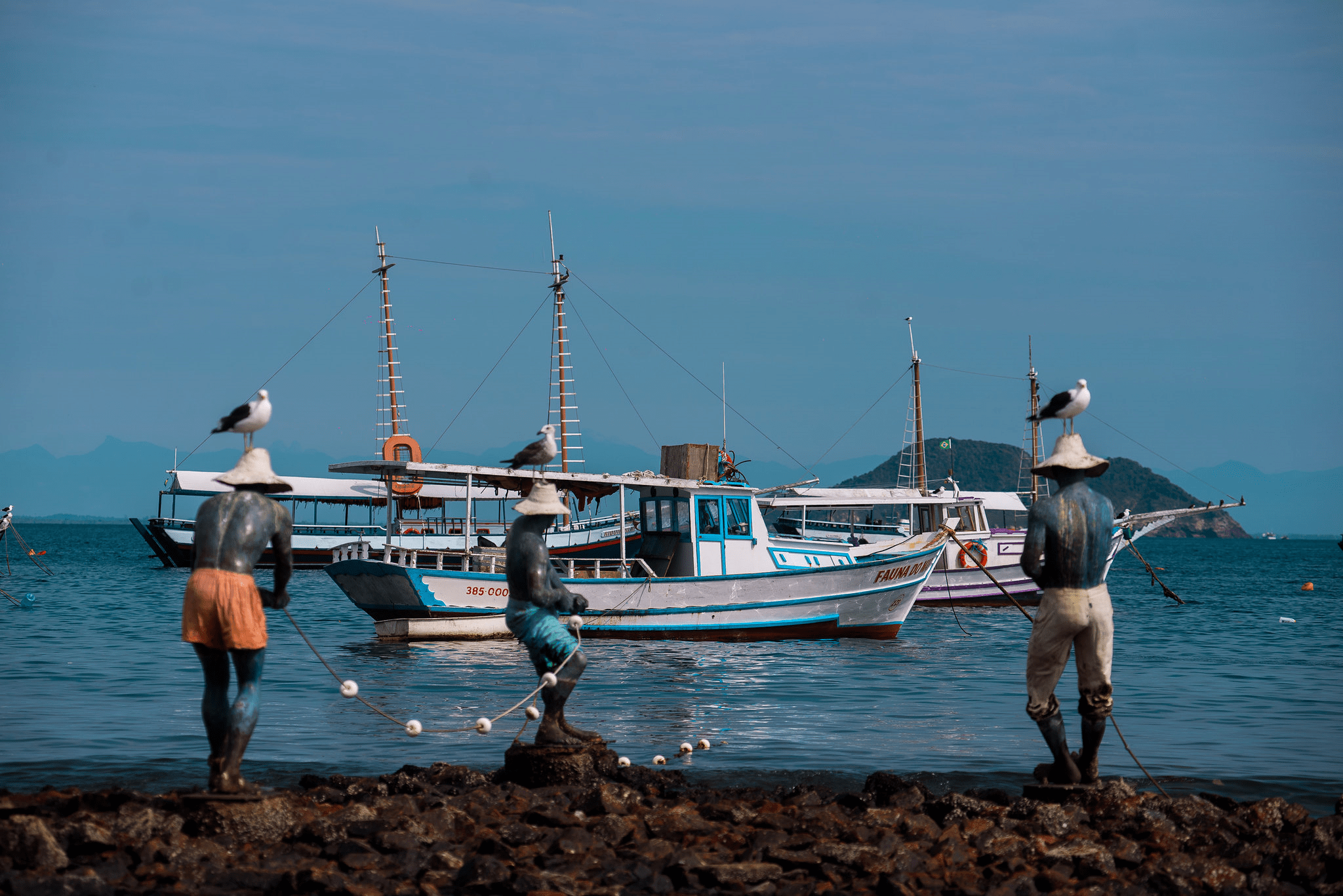 Estátua de pescadores em Búzios, Rio de Janeiro