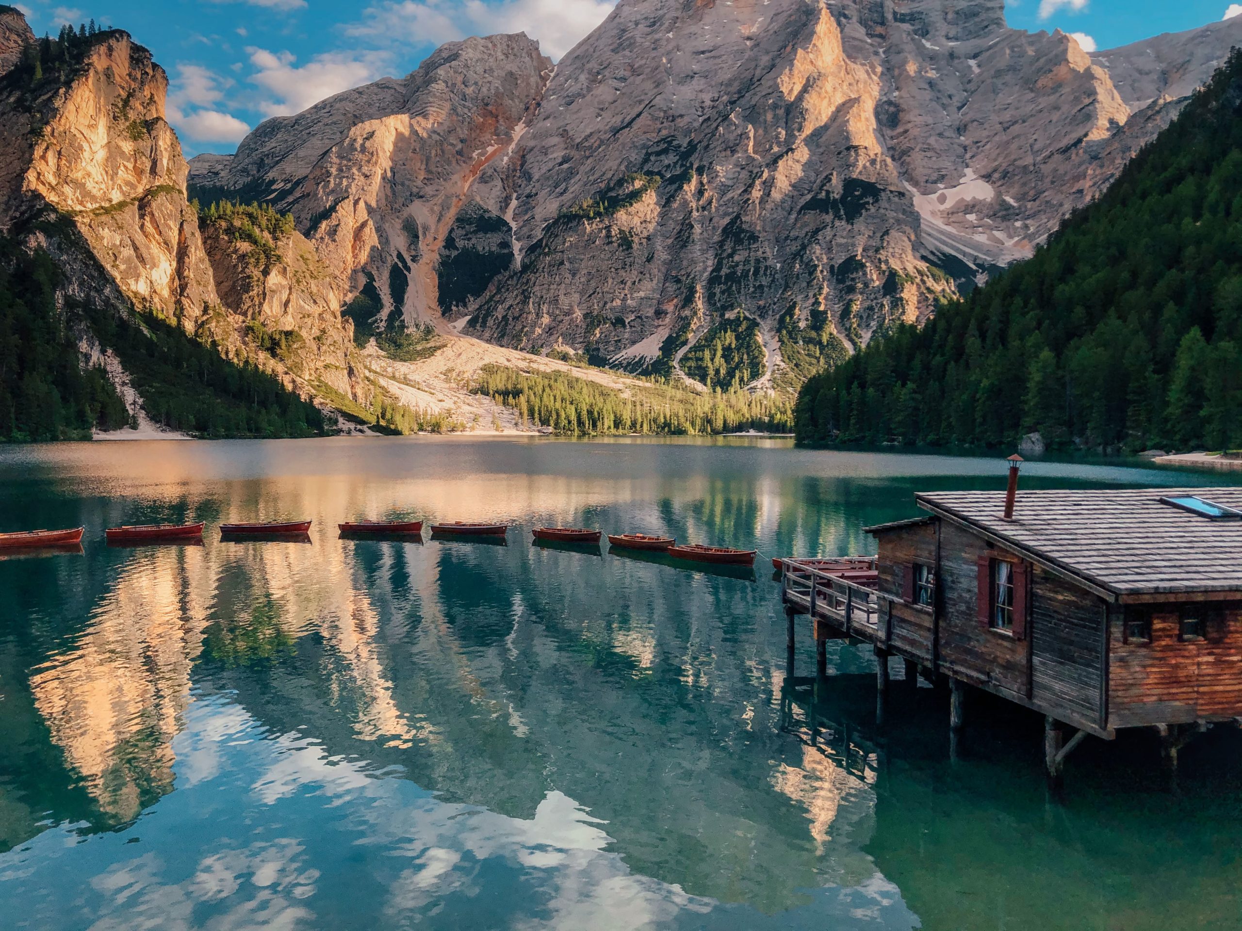 Barcos alinhados no Lago di Braies