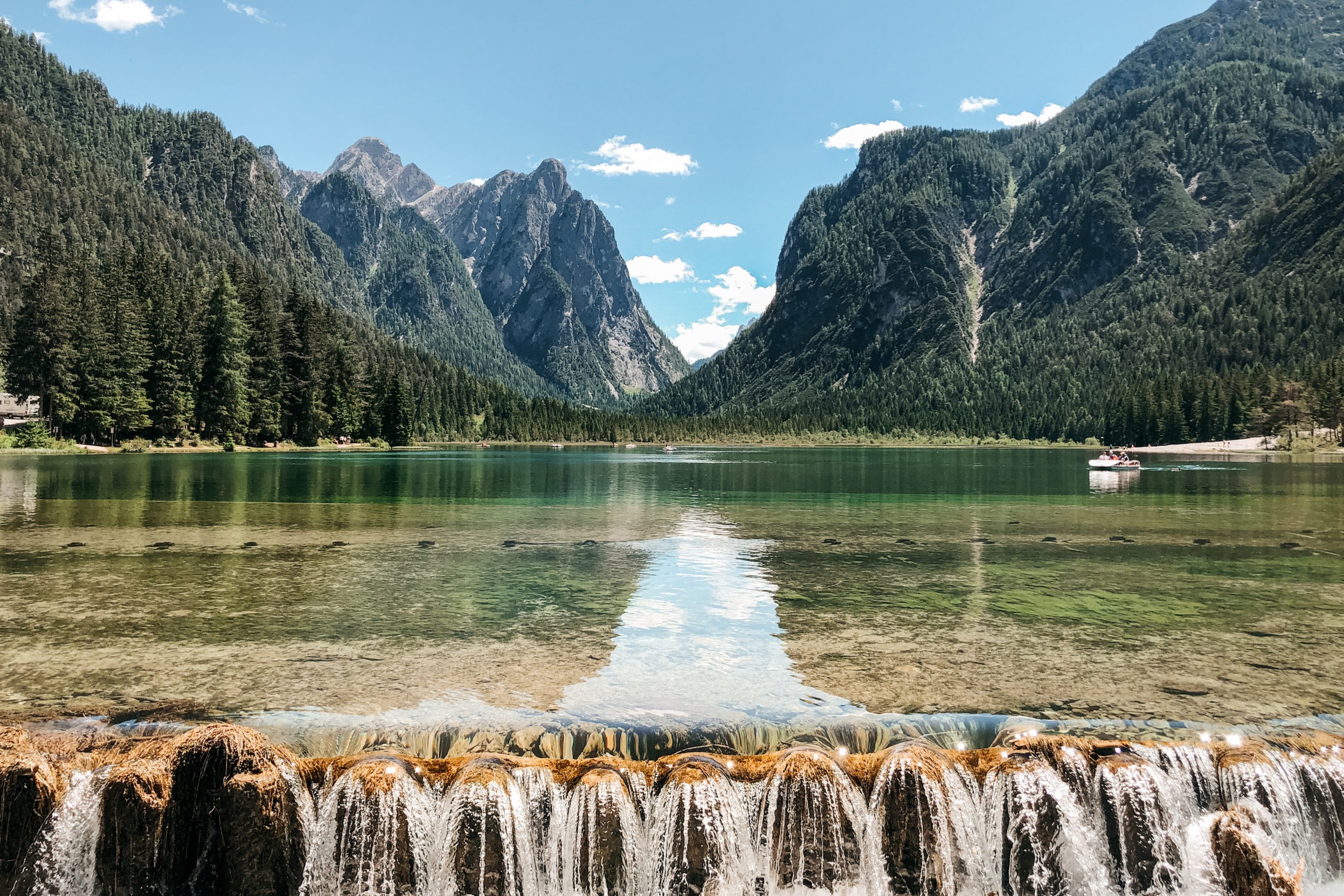 Lago di Dobbiaco nas Dolomitas