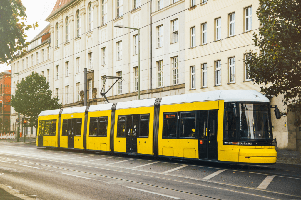 Imagem de um tram circulando em Berlim.