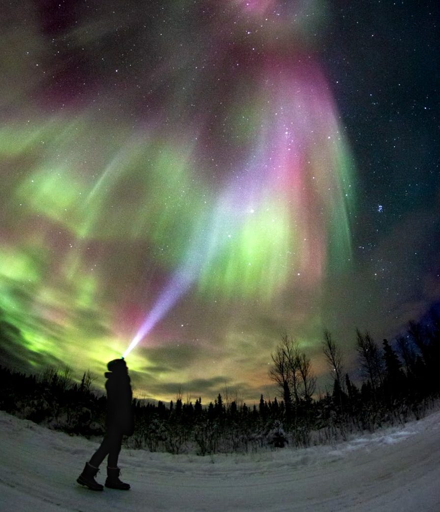 Aurora Boreal vista de uma estrada na Finlândia