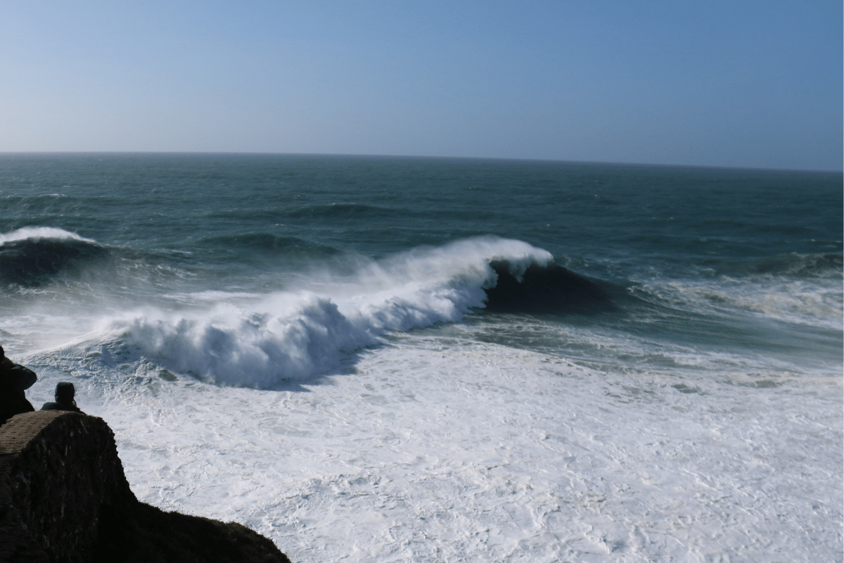 Ondas gigantes na Praia do Norte em Nazaré