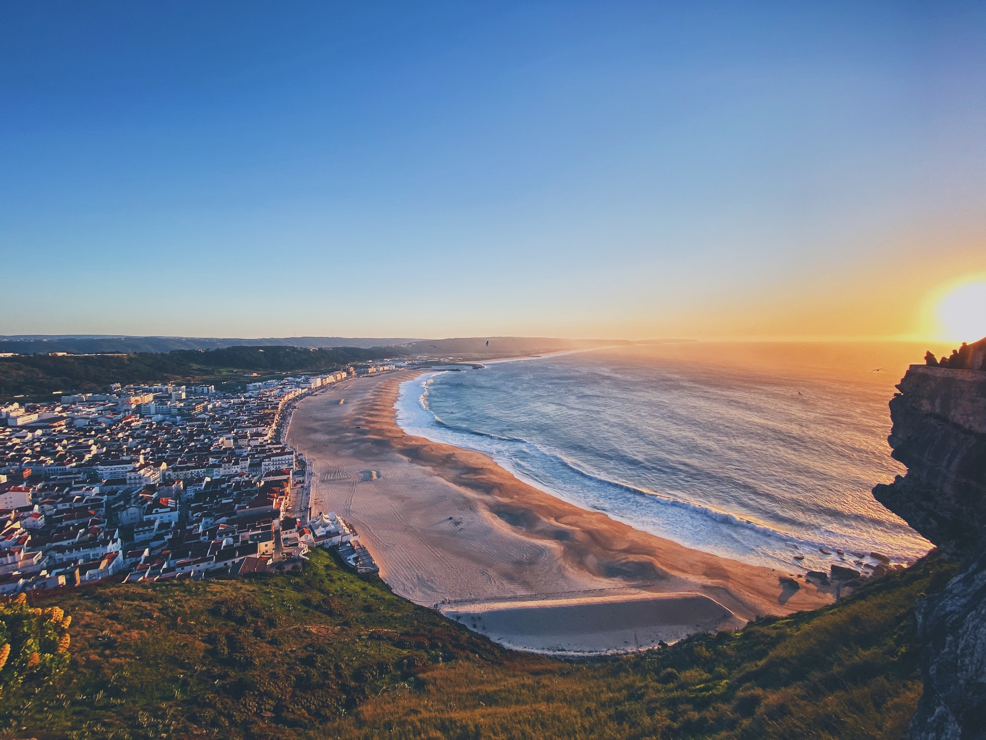Vista panorâmica da praia de Nazaré em Portugal