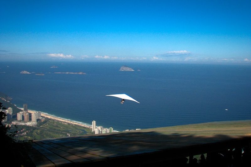 Asa Delta levantando voo na Pedra Bonita, no Rio de Janeiro
