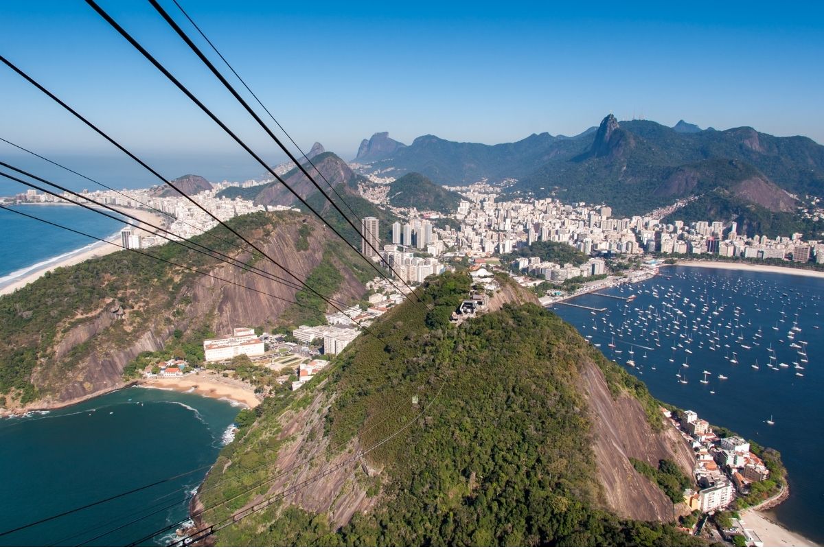 Bondinho saindo do Morro da Urca rumo ao Pão de Açúcar, no Rio de Janeiro