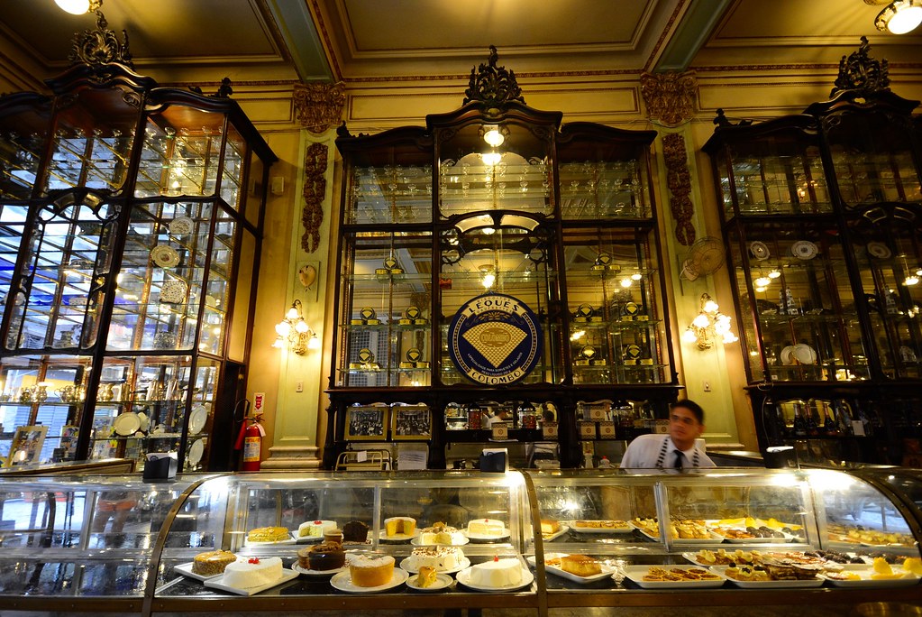 Vitrine de doces na Confeitaria Colombo, no Rio de Janeiro