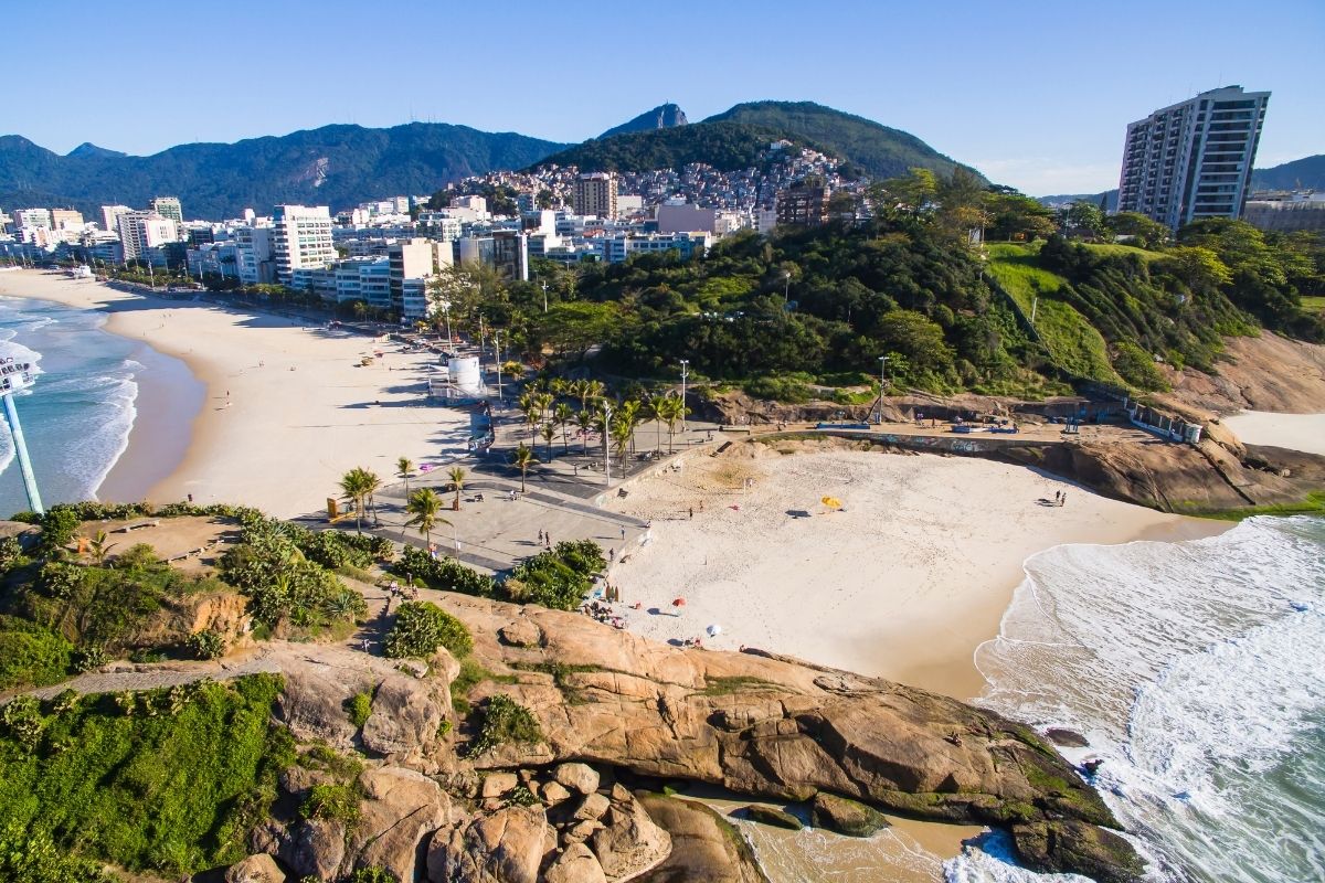 Imagem panorâmica da Praia do Arpoador (à direita)