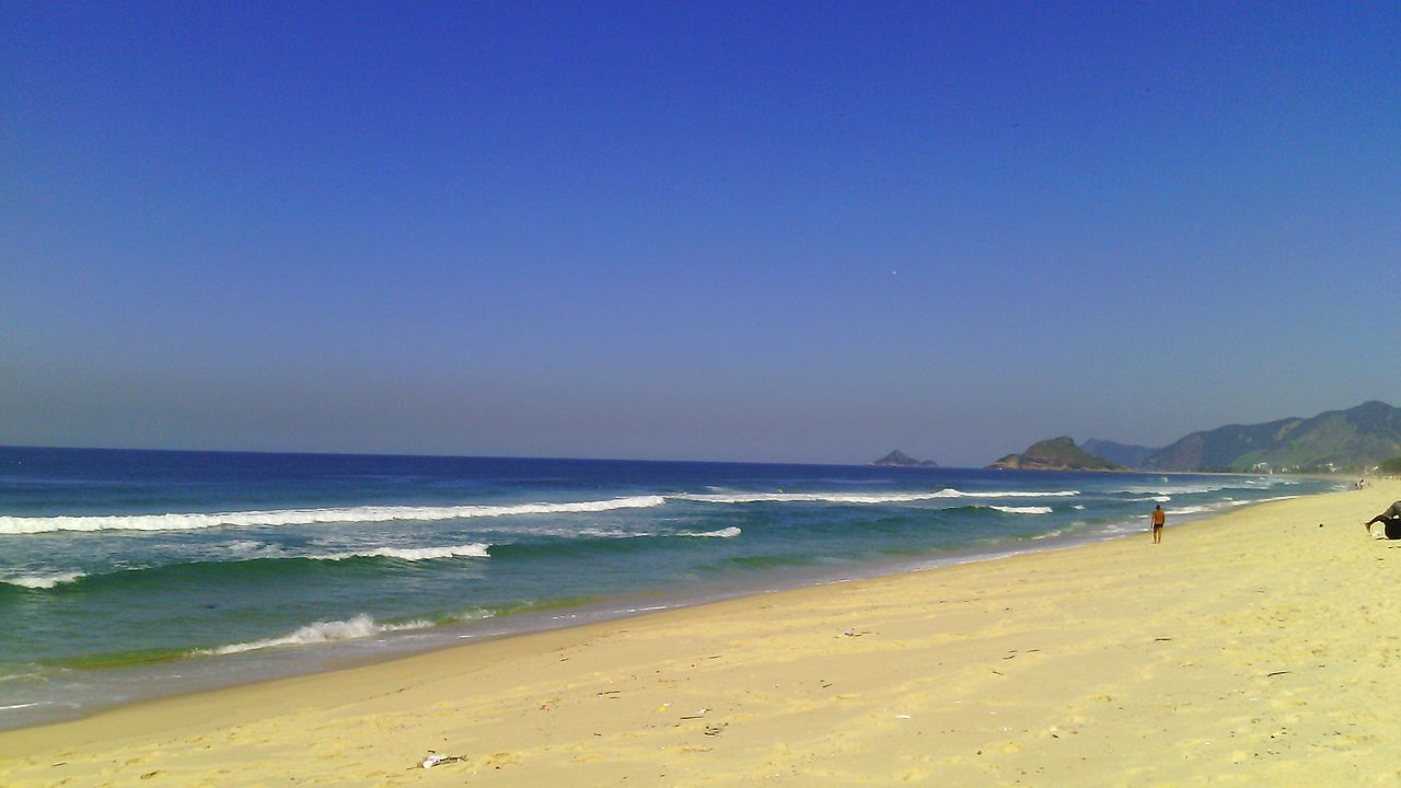 Dia ensolarado e calmo na Praia da Reserva