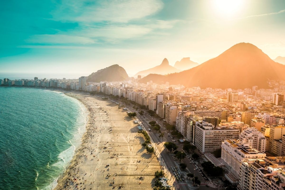 Vista panorâmica da Praia de Copacabana, no Rio de Janeiro, no nascer do sol