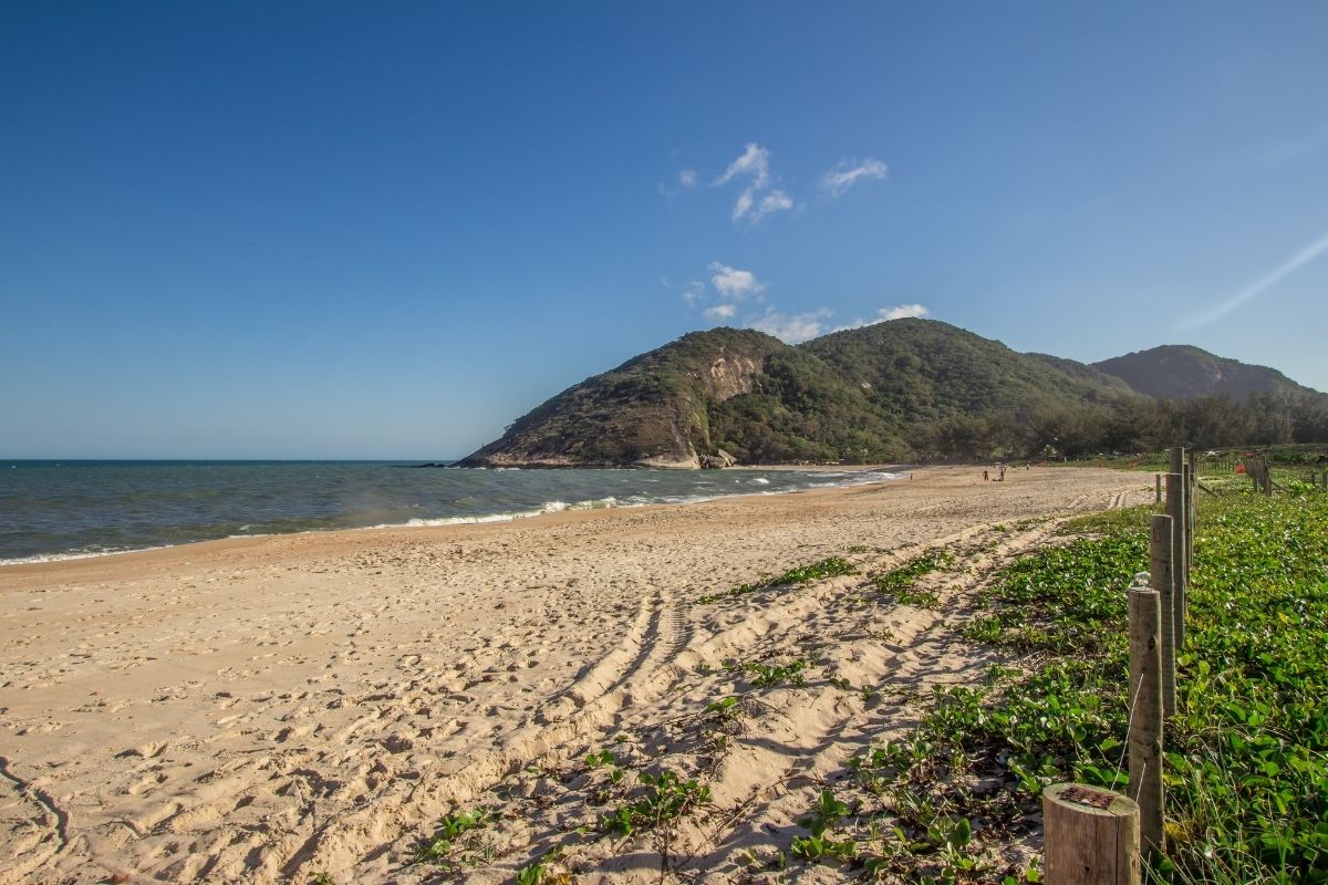 Praia selvagem de Grumari vista da areia