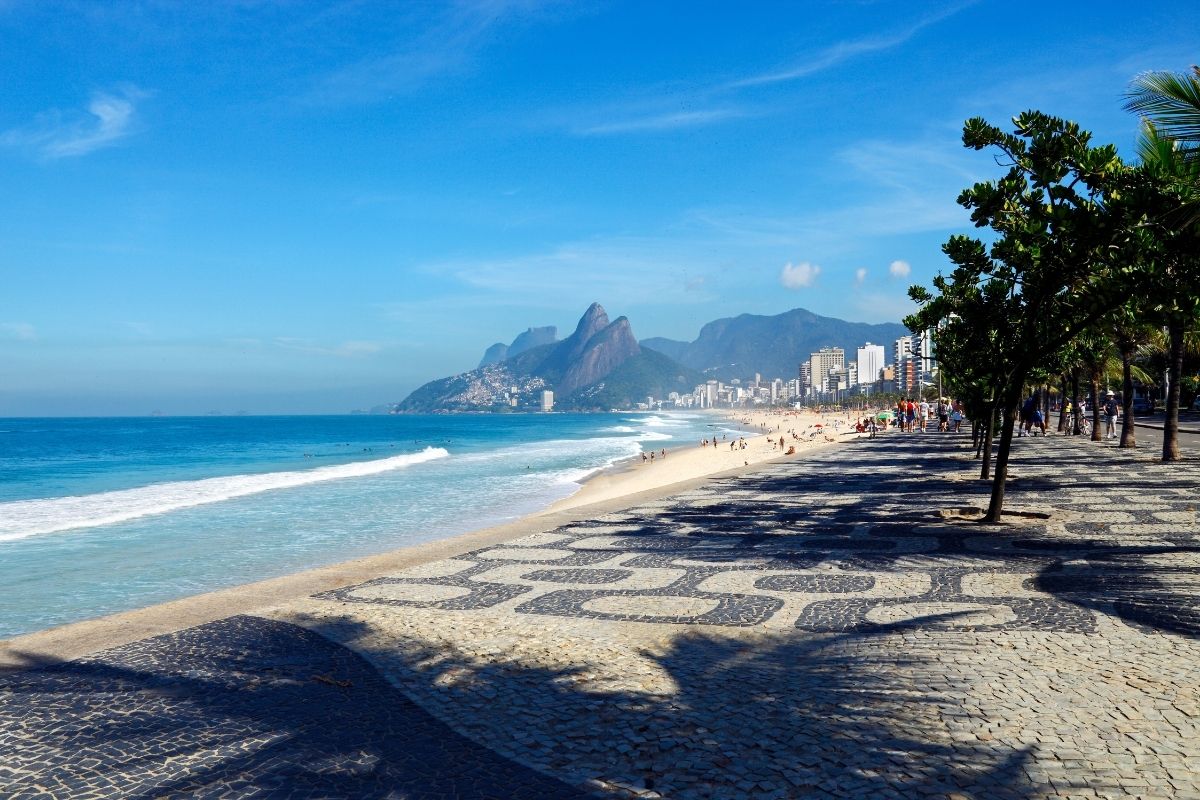 Calçadão de Ipanema com vista do Morro Dois Irmãos ao fundo