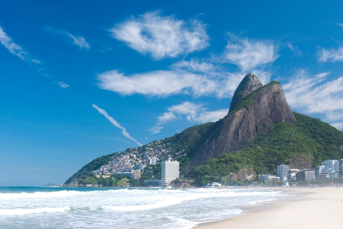 Praia do Leblon com o Morro Dois Irmãos de pano de fundo