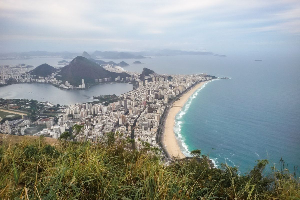 Vista na trilha no Morro Dois Irmãos, no Vidigal