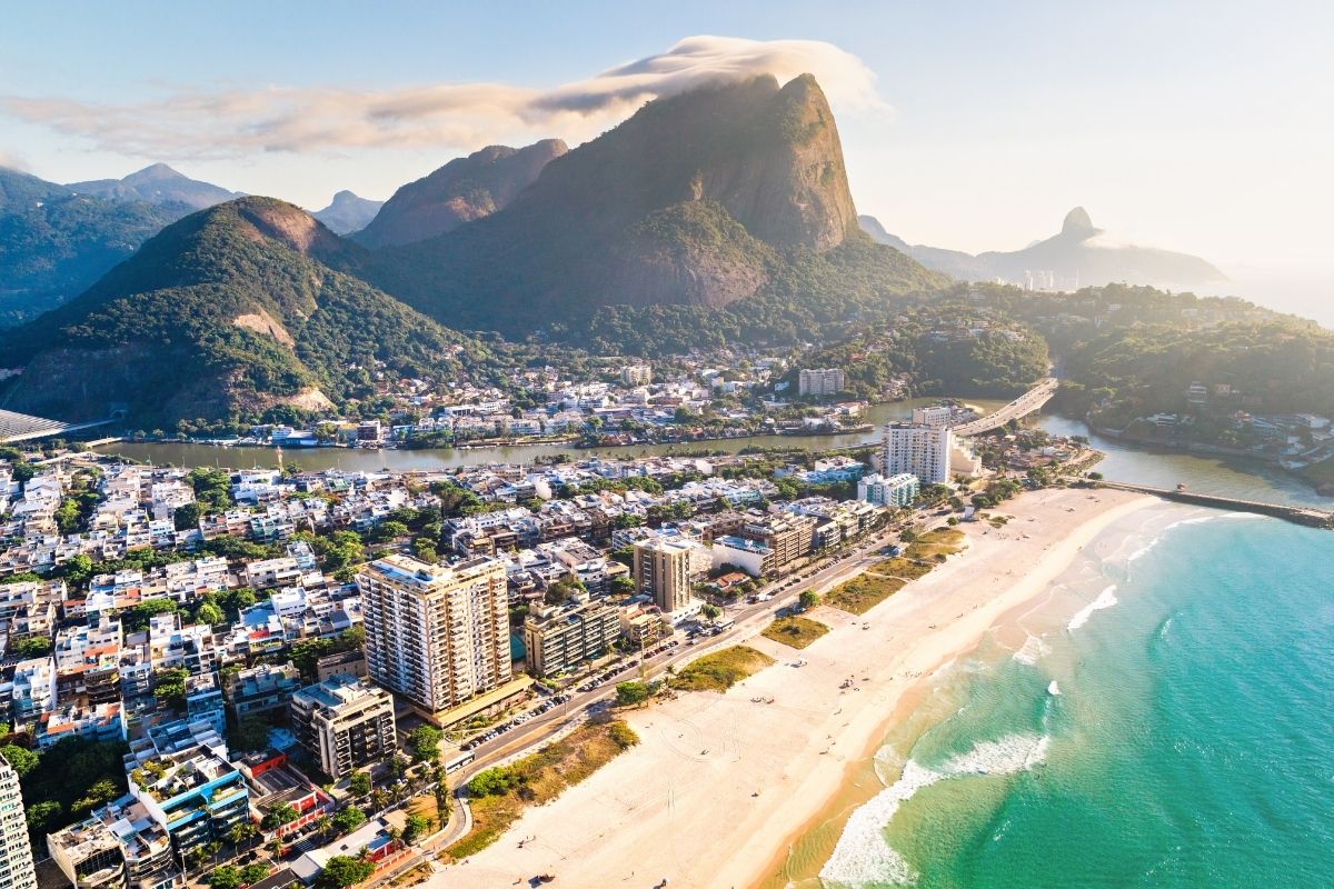 Vista aérea da Praia da Barra com a Pedra da Gávea ao fundo