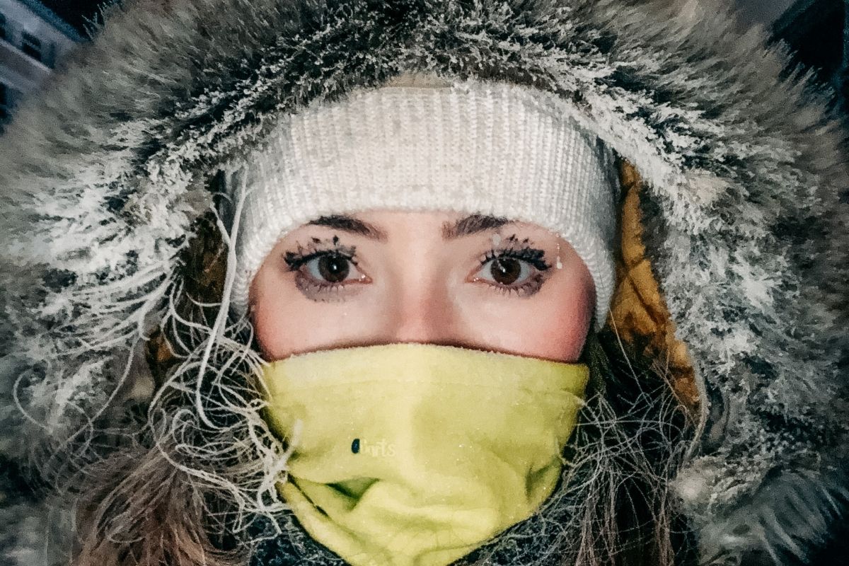 Retrato com os cabelos congelados por causa do frio de -30º C na Finlândia