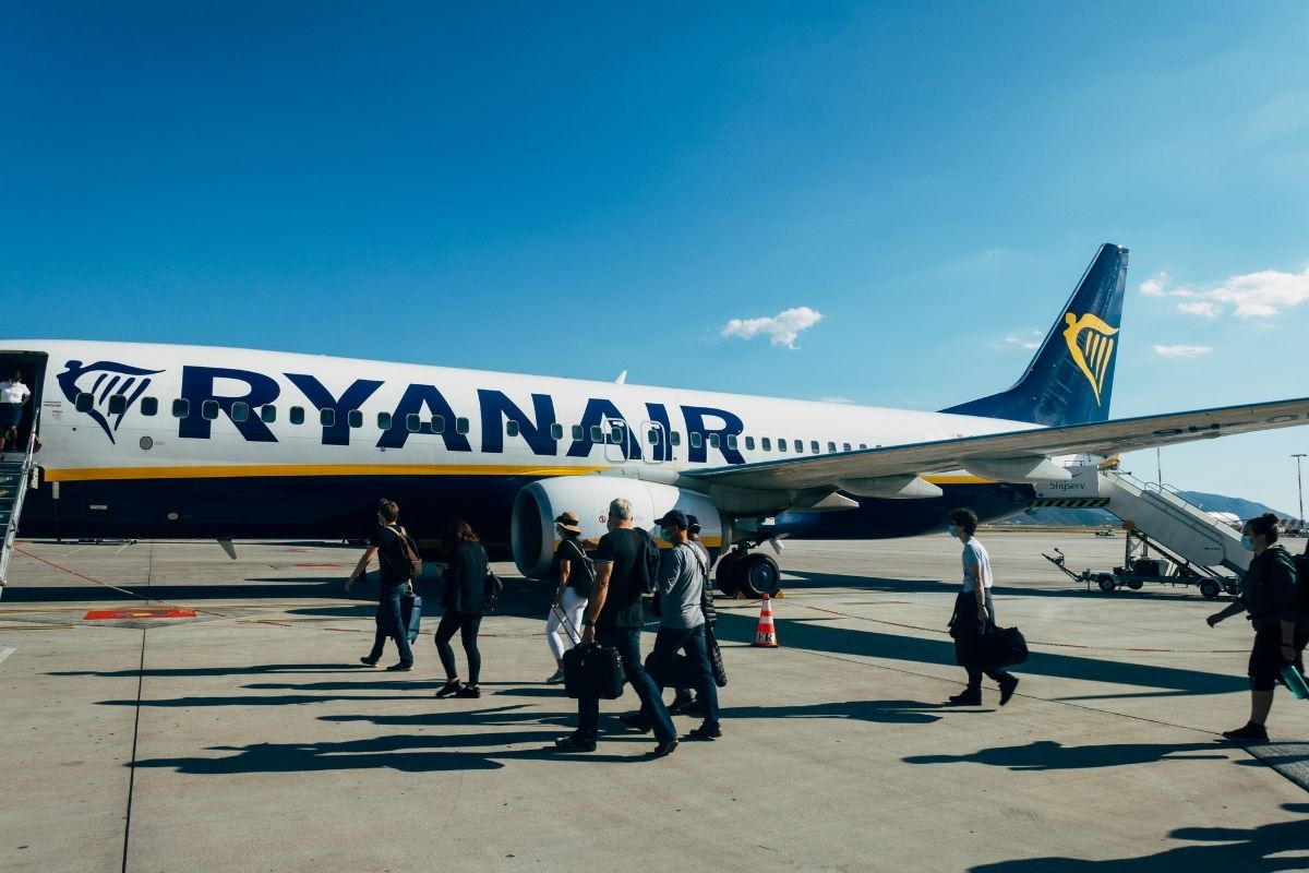 Passageiros embarcando com bagagem de mão em avião da Ryanair