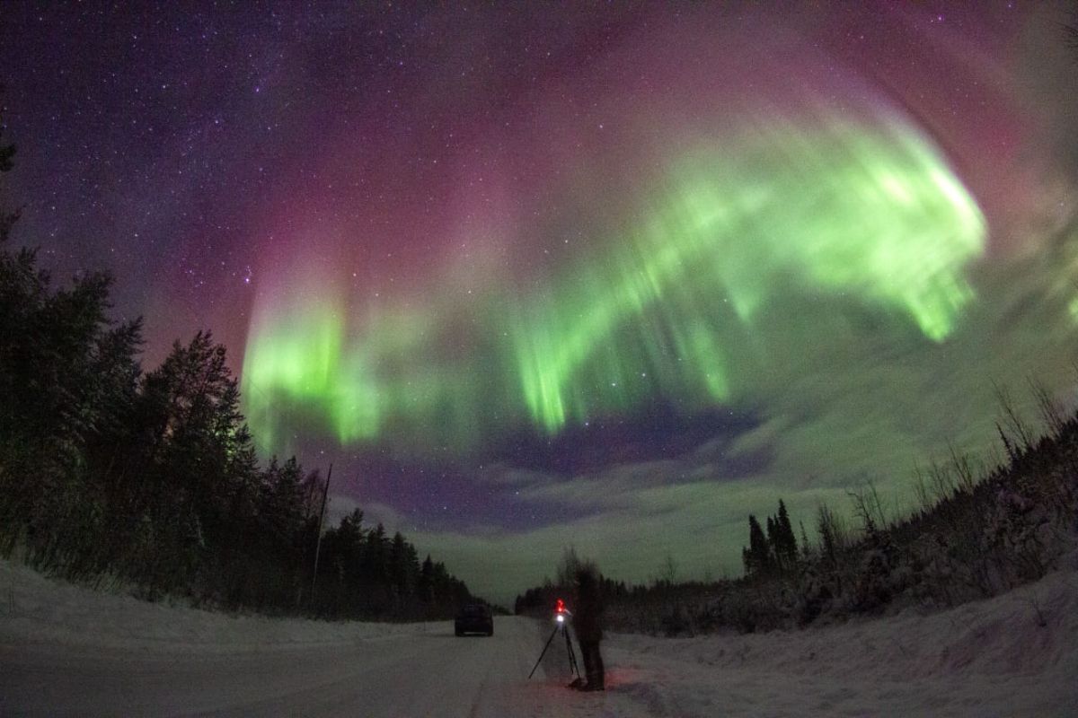 Aurora Boreal vista de uma estrada de Rovaniemi, na Finlândia