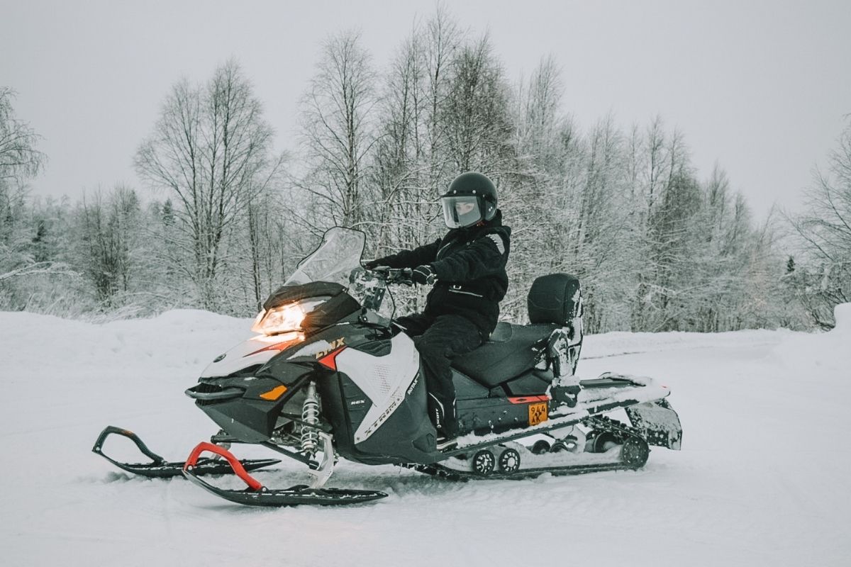 Snowmobile na Lapônia