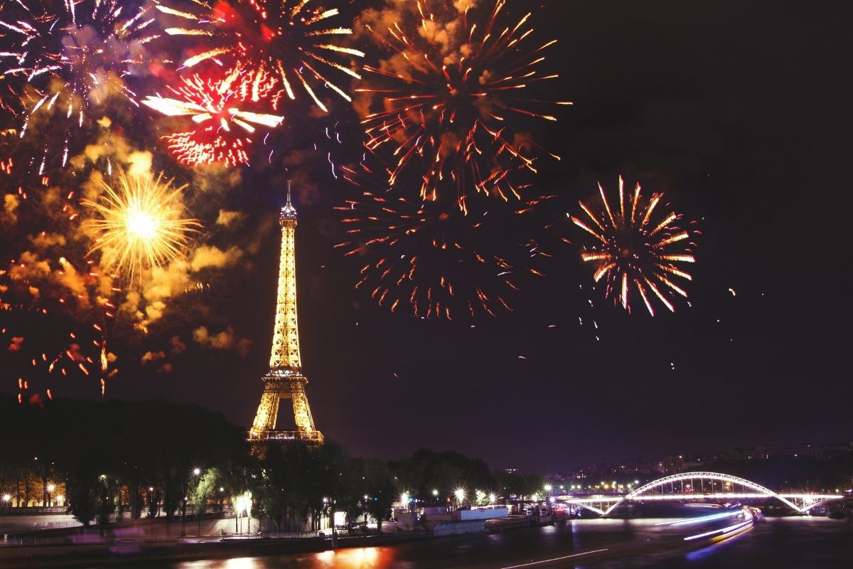 Queima de fogos no réveillon em Paris, em frente à Torre Eiffel
