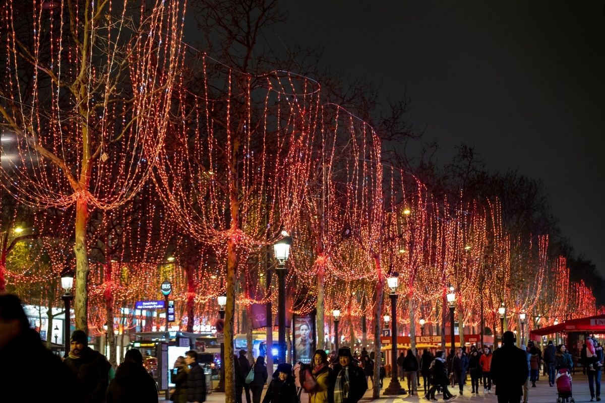 Champs Elysees iluminada para o Natal