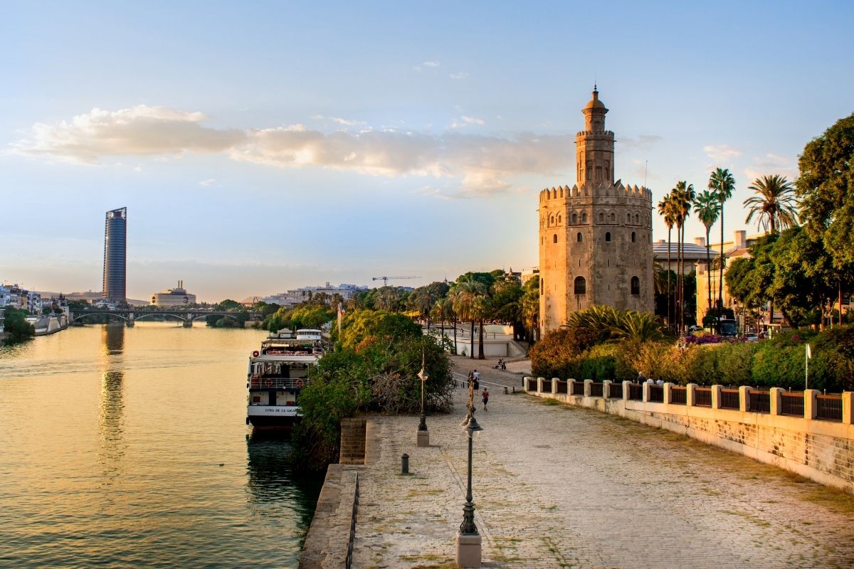 Margens do Rio Guadalquivir no bairro El Arenal, em Sevilha