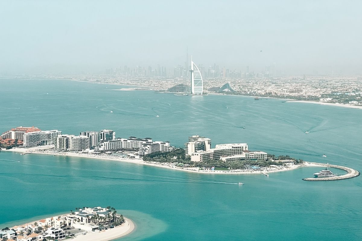 Vista do Burj al Arab no bairro de Jumeirah, em Dubai