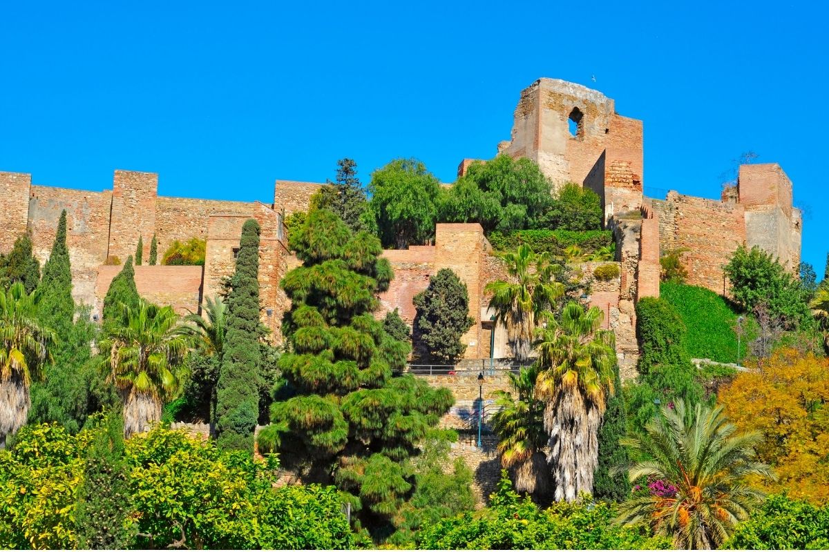 Alcazaba de Málaga, na Andaluzia, com jardim a frente