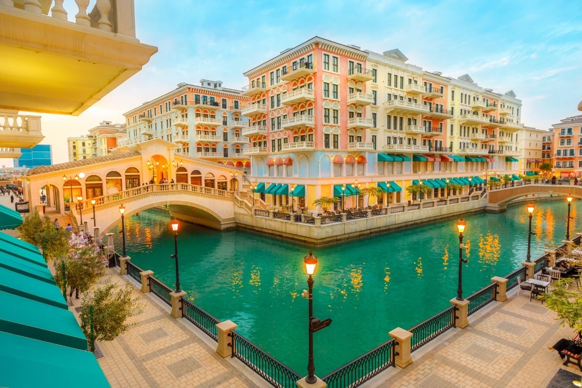 O que fazer em Doha, no Qatar: passear pelo Qanat Quartier em The Pearl