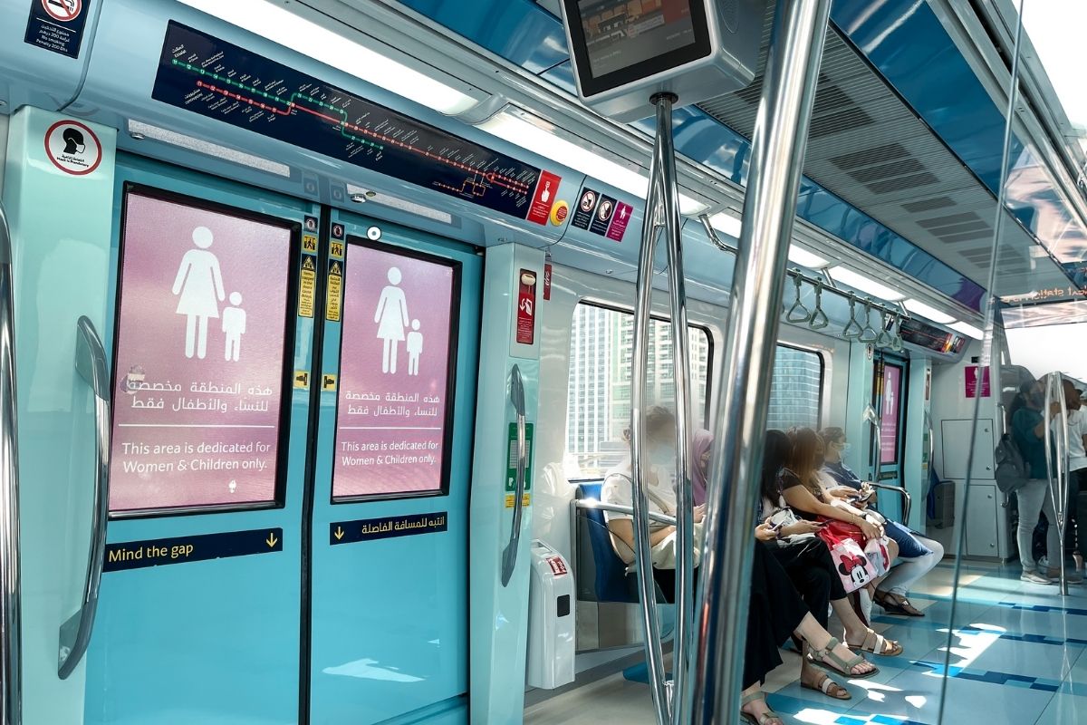 Cabine para mulheres e crianças no metrô de Dubai