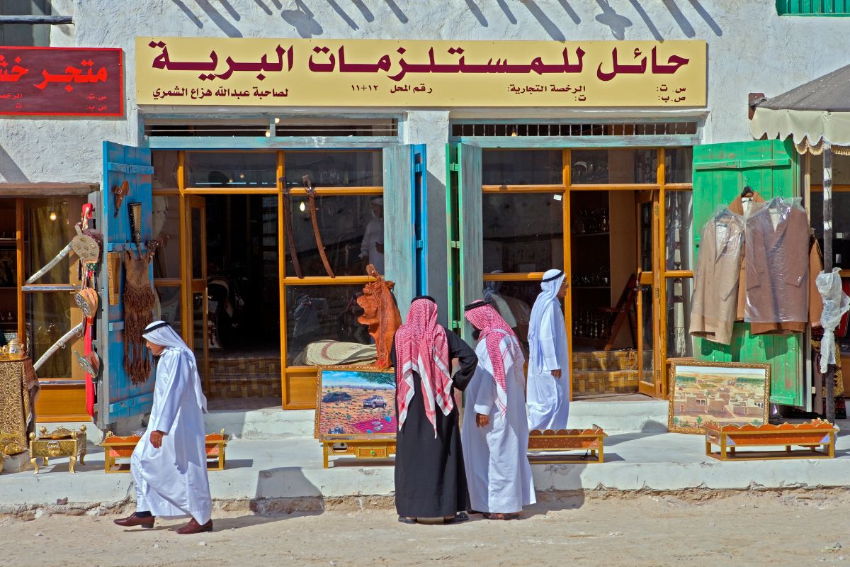 Homens qataris no Souq Waqif, em Doha