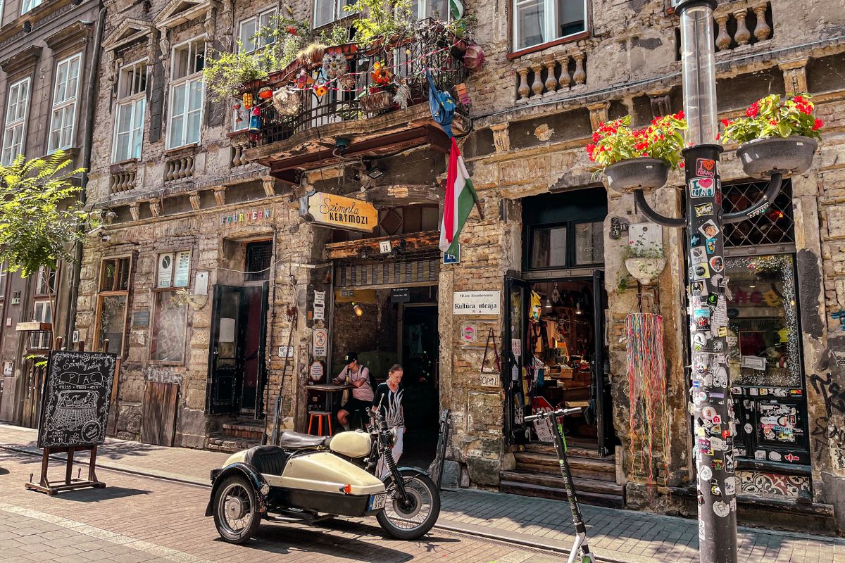 Szimpla Kert, o primeiro "ruin bar"de Budapeste