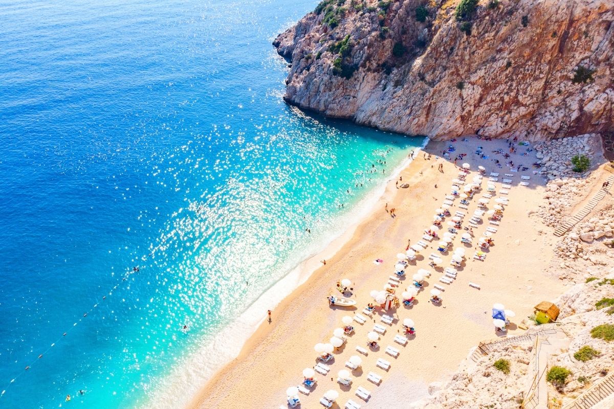 Praia no vilarejo de Kaş na Turquia