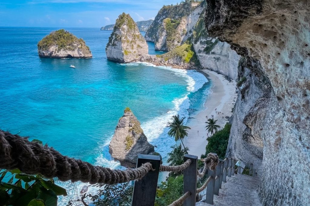 A famosa Diamond Beach, em Nusa Penida, vista de cima