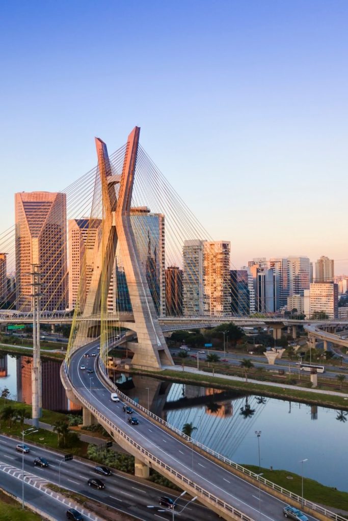 Imagem aérea da ponte estaiada de São Paulo