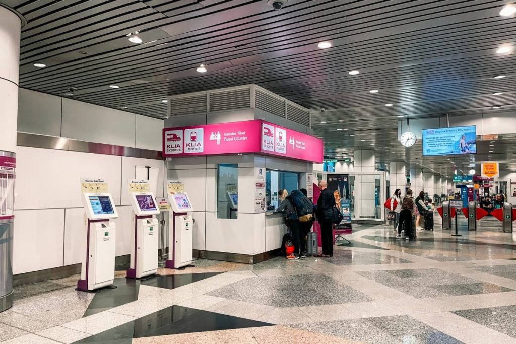 Venda de bilhetes na estação de trem do aeroporto de Kuala Lumpur