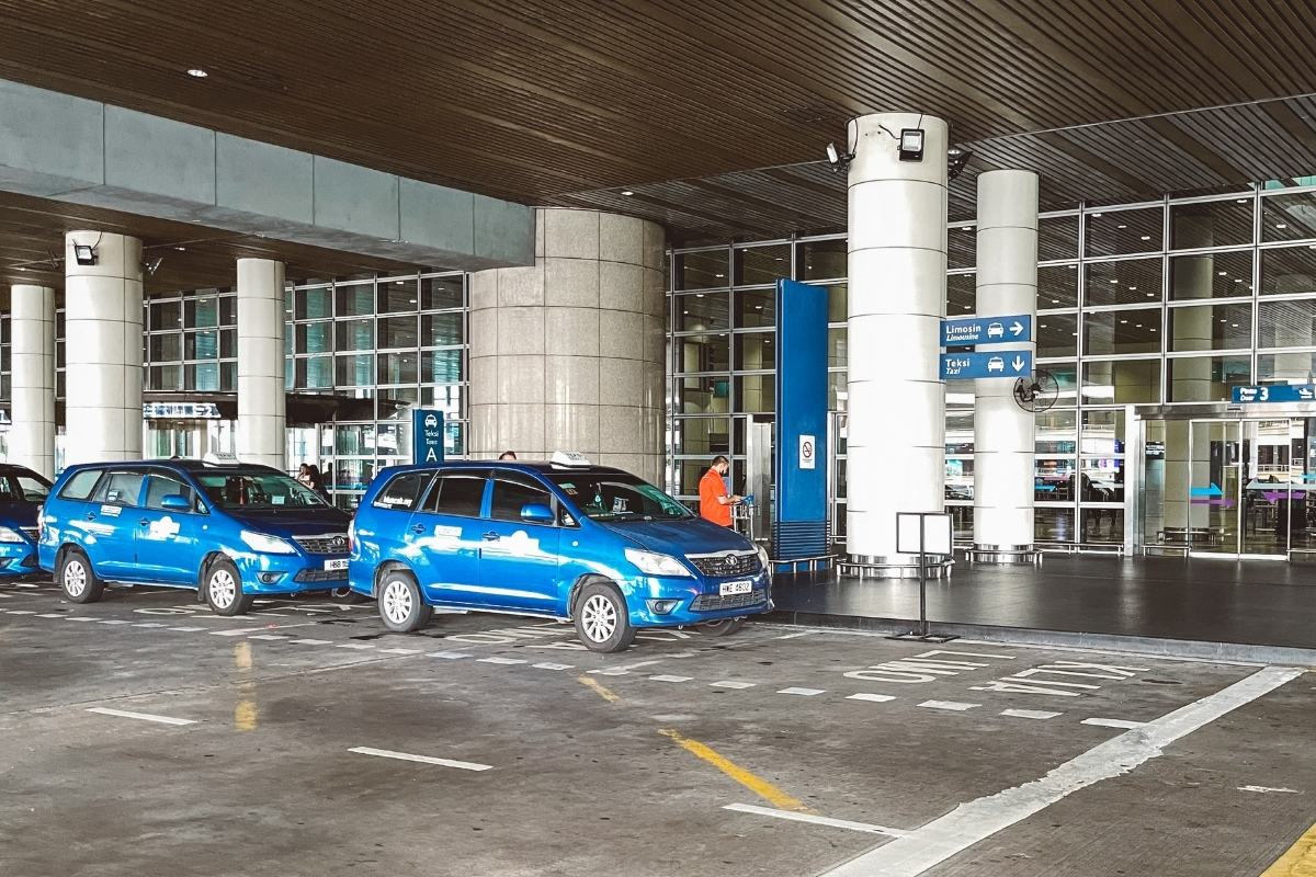 Táxis estacionados no Aeroporto de Kuala Lumpur