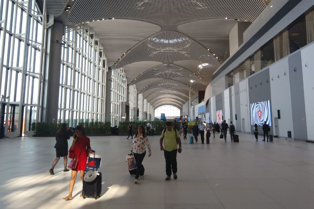 Saguão interior do Aeroporto de Istambul