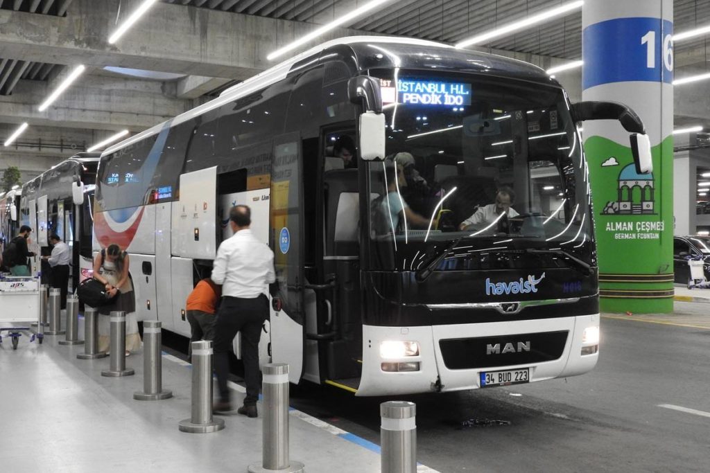 Ônibus executivo Havaist saindo do Aeroporto de Istambul