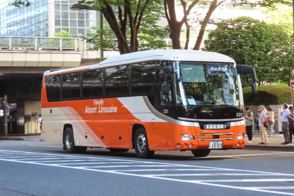 Ônibus "Airport Limousine" trafegando entre o Aeroporto de Narita e Tokyo