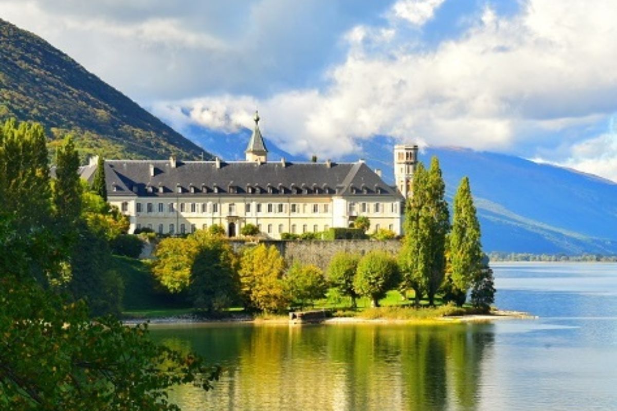 Panorama da Abadia de Hautecombe em frente a lago