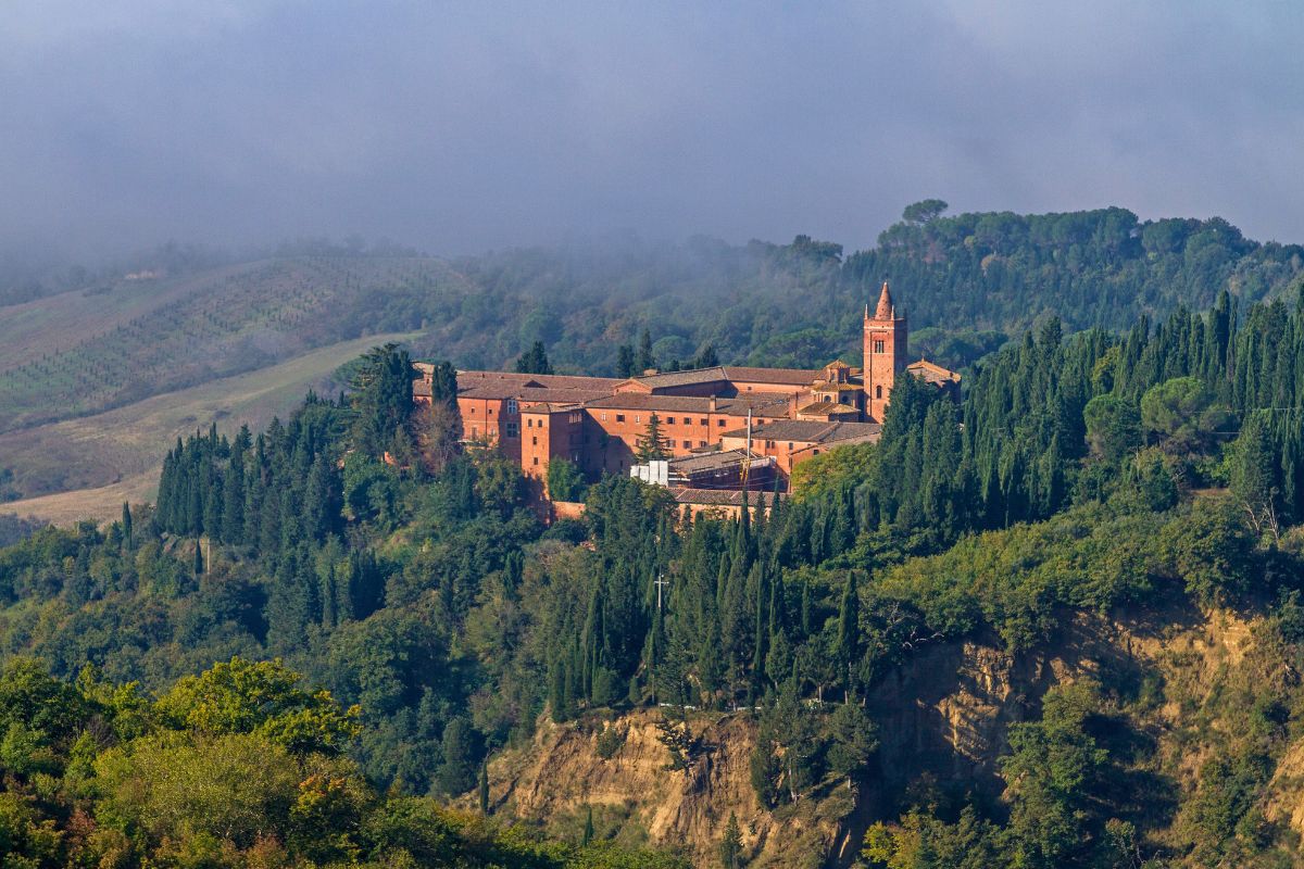 Vista panorâmica da Abadia de Monte Oliveto Maggiore, no Val d'Orcia