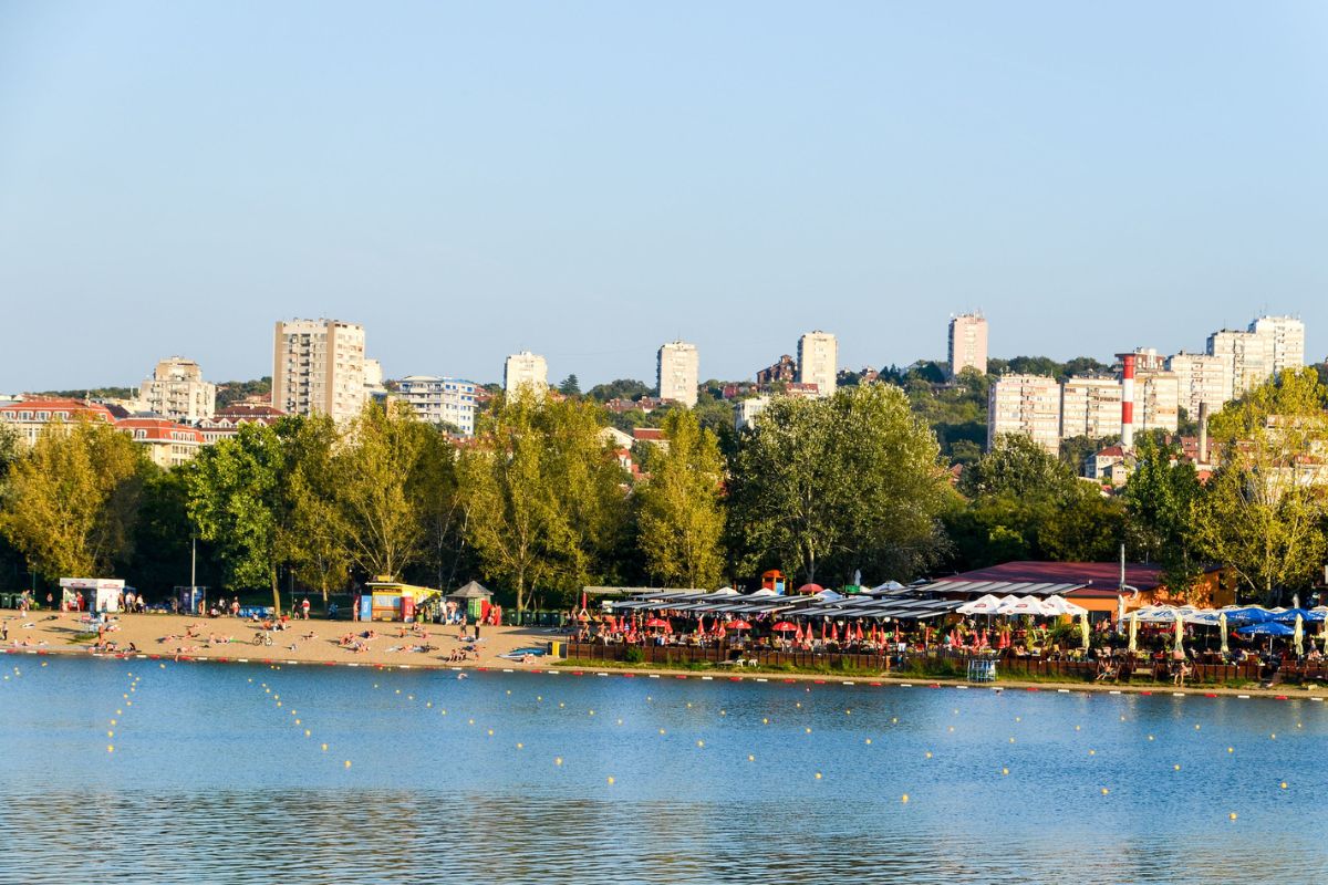 Banhistas na Ada Ciganlija, a praia de Belgrado