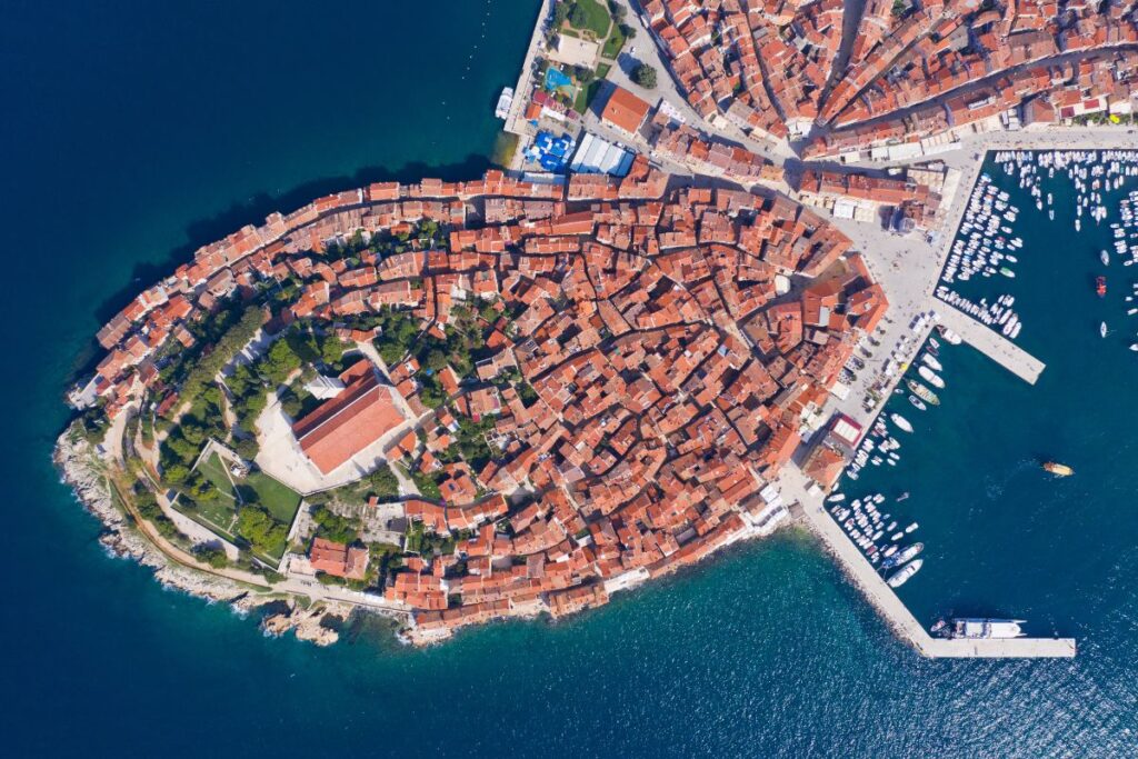 Imagem aérea do centro velho de Rovnj, na Croácia