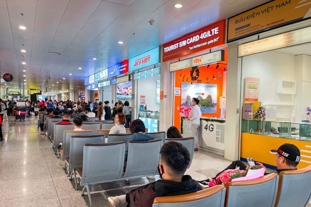 Várias lojas vendendo chip para celular no Aeroporto de Hanói